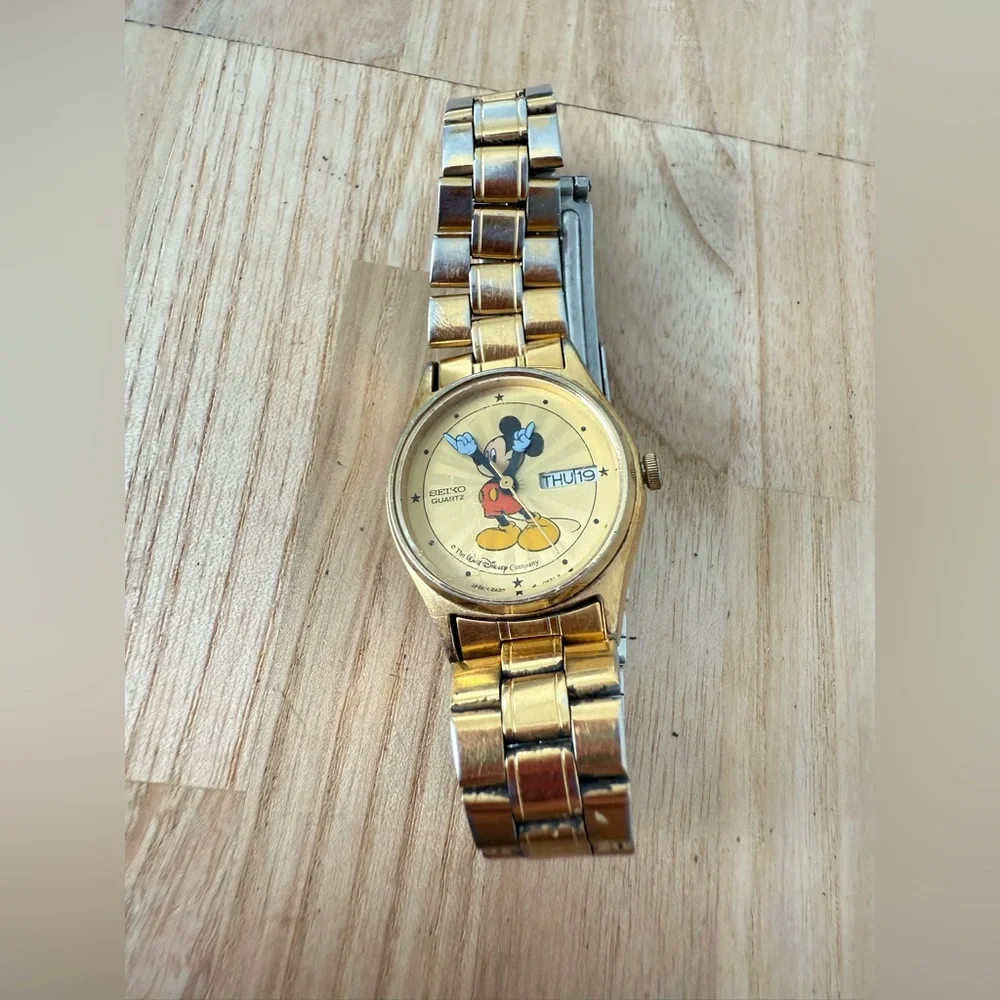 Seiko ladies Disney Mickey Mouse gold tone watch NEW BATTERY